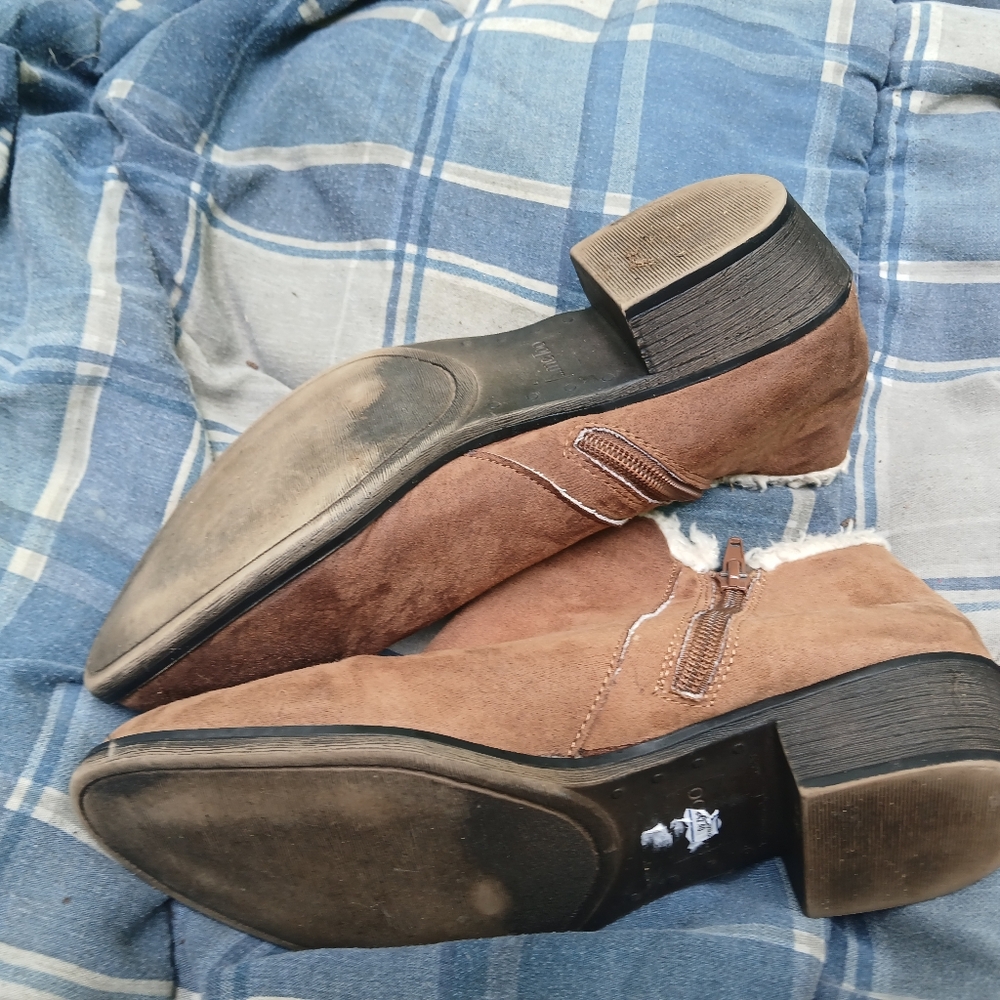 Shoes. - Picture 2 of 4